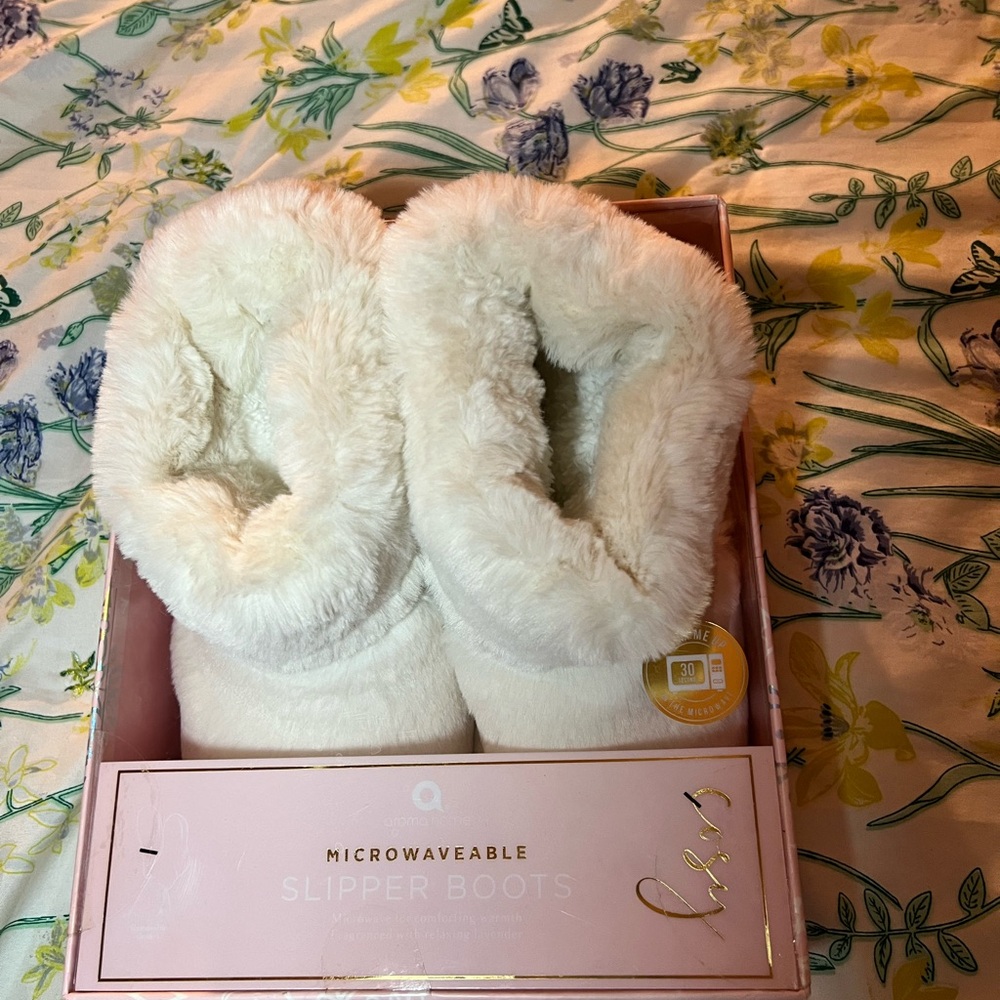 Aroma Home White Slipper Boots